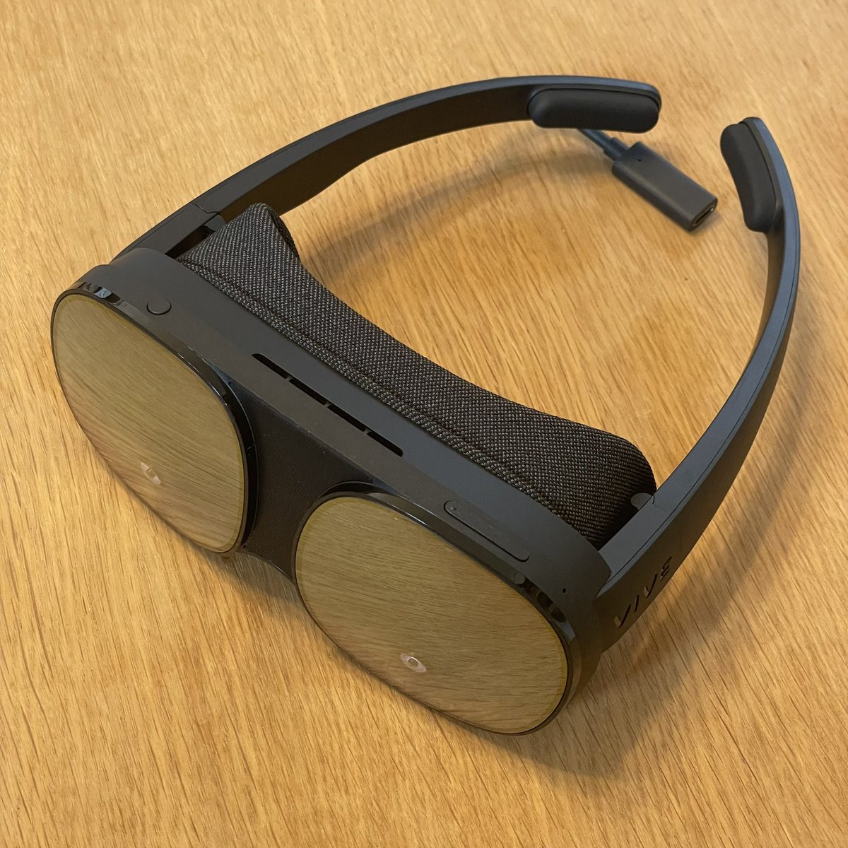 makoto_shiokawa's tweet image. VIVE Flow到着。フレームを開く→かけるだけの手軽さ。鼻元も綺麗に覆い外が全く見えない。そして189gという軽さ。Oculus Quest 2エリートストラップ付は639gなので比較にならないくらい軽い。Android、電源要なのがネックだが本体としてはリードデバイスになりそう
#viveflow #vr #xr #メタバース