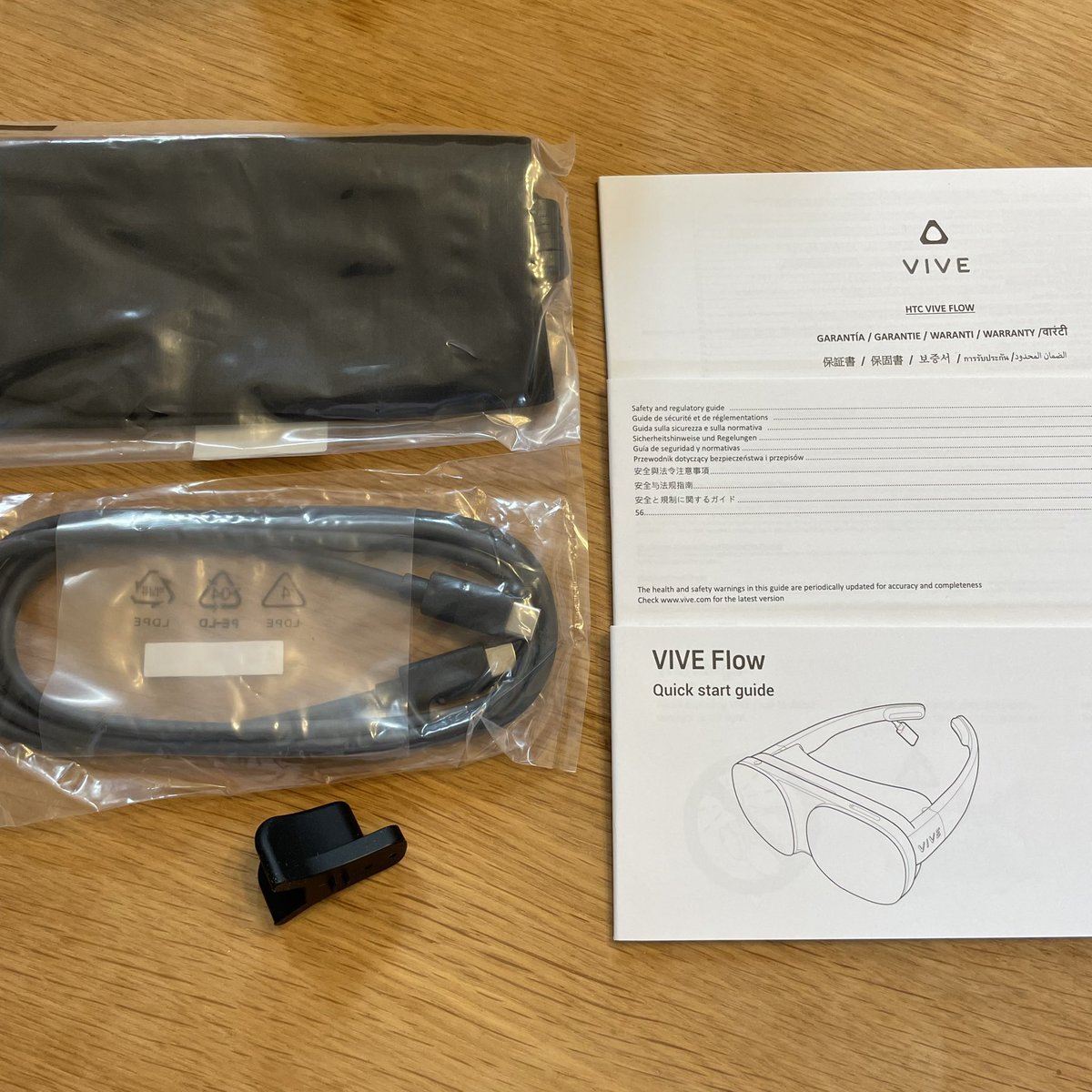 makoto_shiokawa's tweet image. VIVE Flow到着。フレームを開く→かけるだけの手軽さ。鼻元も綺麗に覆い外が全く見えない。そして189gという軽さ。Oculus Quest 2エリートストラップ付は639gなので比較にならないくらい軽い。Android、電源要なのがネックだが本体としてはリードデバイスになりそう
#viveflow #vr #xr #メタバース