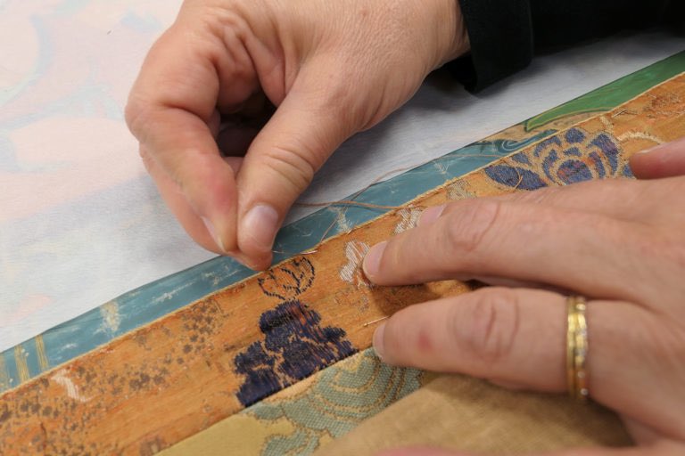 JoanneDyer_BM's tweet photo. #Museum30 Day 17 &amp; 18 Time for a #celebration🎉of our newly published paper on #textile borders in Asian paintings in @Heritage_MDPI by a collaborative team from @britishmuseum led by @DiegoTamburini1. Read it free &amp; #openaccess here: https://t.co/T7nDK2Fbjz https://t.co/ekKvLyssm8