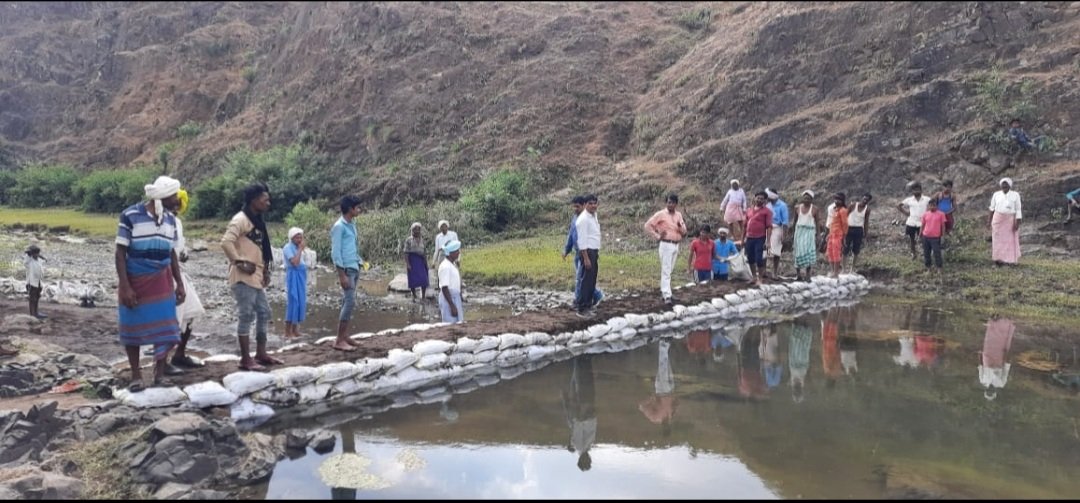 ZilaCeozpbar's tweet photo. ग्राम पंचायत ठान जनपद पंचायत पाटी मे जन सहयोग द्वारा बोरी बंधन का कार्य किया गया @CollectrBarwani @projsbadwani @minprdd https://t.co/WSh58qi9Bc