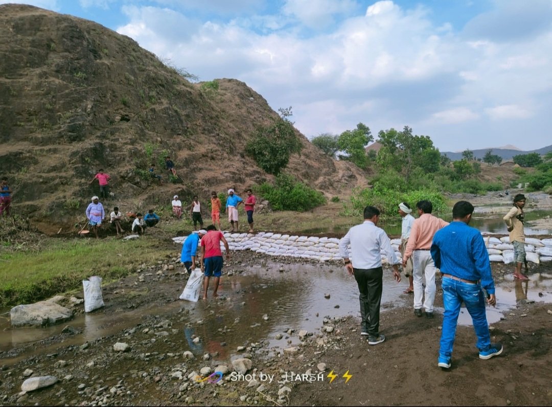 ZilaCeozpbar's tweet photo. ग्राम पंचायत ठान जनपद पंचायत पाटी मे जन सहयोग द्वारा बोरी बंधन का कार्य किया गया @CollectrBarwani @projsbadwani @minprdd https://t.co/WSh58qi9Bc
