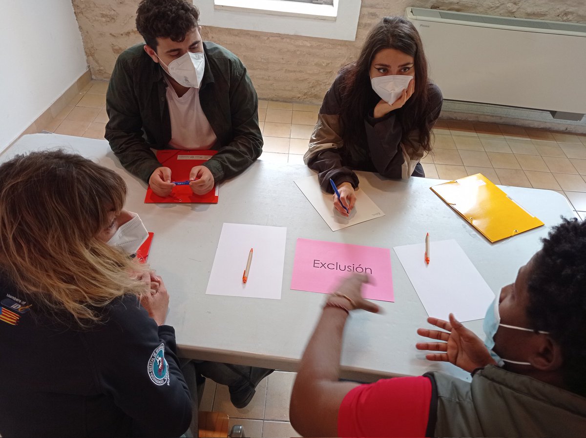 AcoecOngd's tweet photo. En el #VEncuentroInterasociativo los grupos se ponen a trabajar en los temas propuestos en el Centro Municipal de Juventud de Orriols.
#GenerandoIdeas https://t.co/4GYBU1E5mW