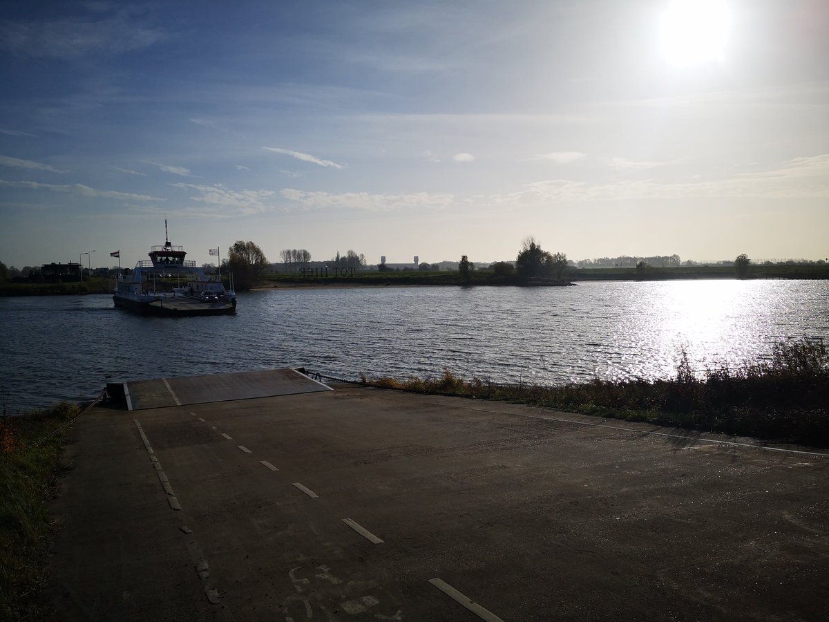 NL_Wetenschap's tweet photo. Wachten op de pond bij Wijk bij Duurstede. Heerlijke dag om te fietsen! https://t.co/hmGDrPcIIC