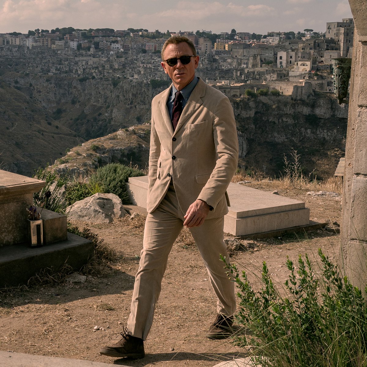 007's tweet photo. The past isn’t dead. #NoTimeToDie https://t.co/I2Ajx9Ny01