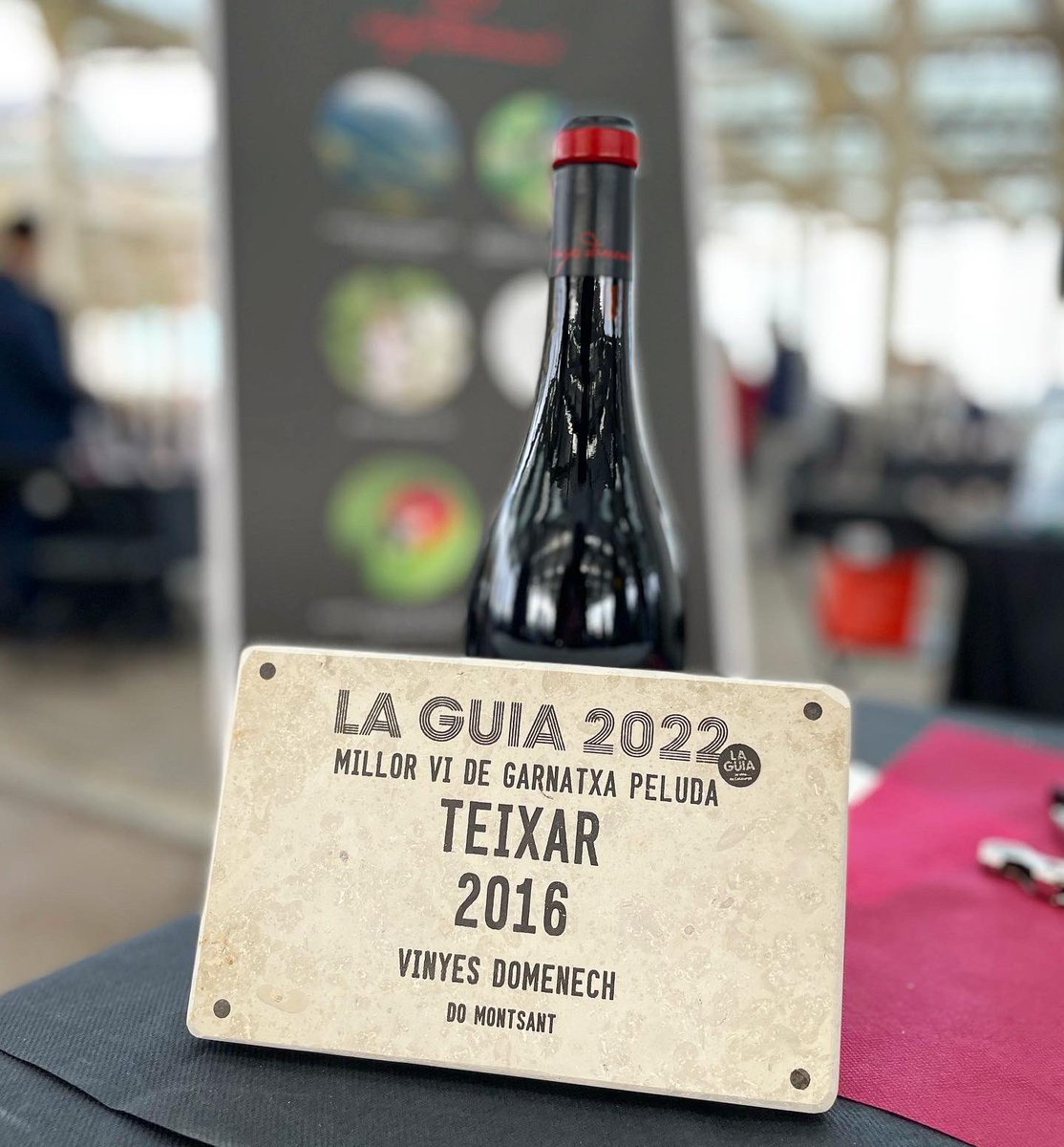 VinyesDomenech's tweet photo. El #Teixar ens ensenya que el tresor és a la 🌱 vinya, que nosaltres estem de pas.
Que hem de sentir-nos afortunats per gaudir d’aquesta #GarnatxaPeluda que concentra saviesa de veremes passades.”- Joan Ignasi Domènech
.
👉🏻 @LaGuiaVinsCat 2022
Moltes gràcies🍷!
.
#SomTerritori https://t.co/5KsntAflwu