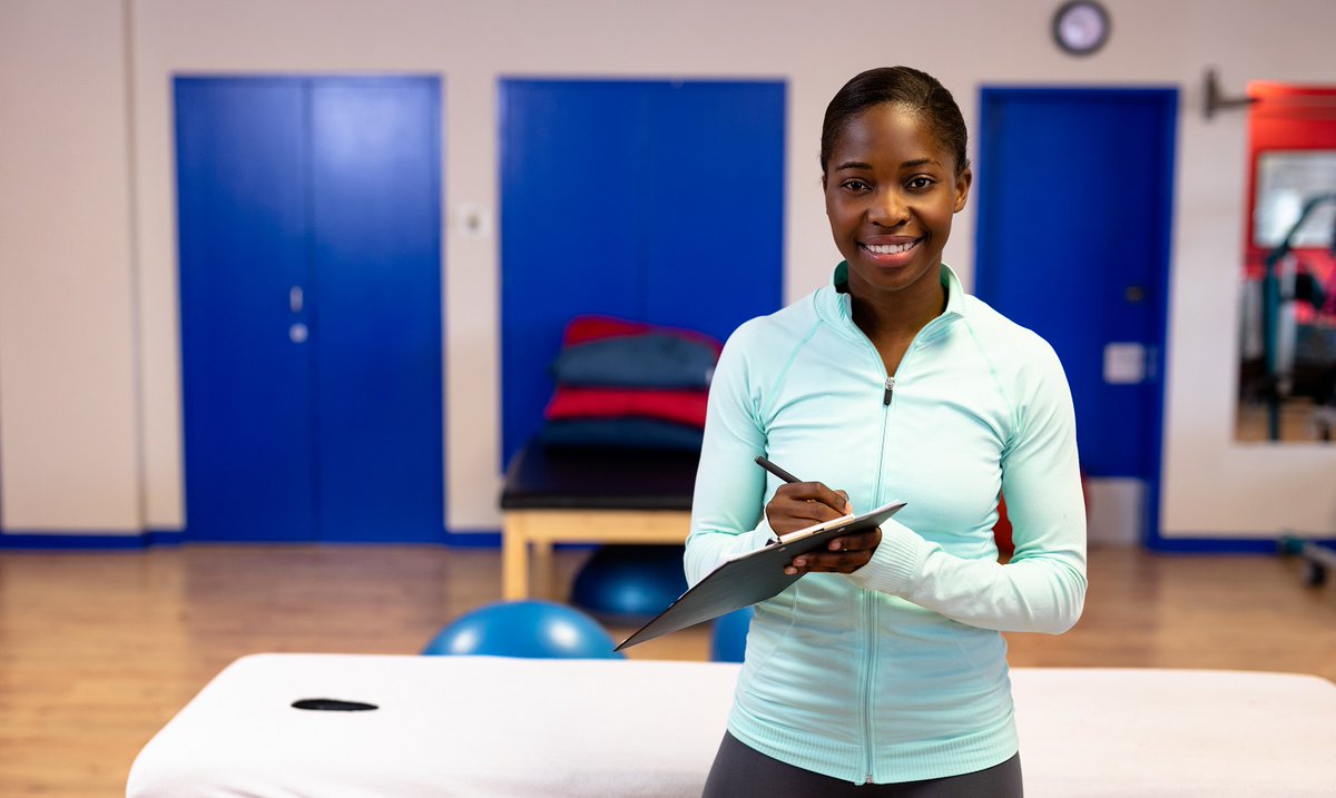 Writing sport. Строгая женщина тренер. Фото тренер смотрит в камеру. Тренер женщина смотрит в фронтальную камеру. Тренер смотрит на время.