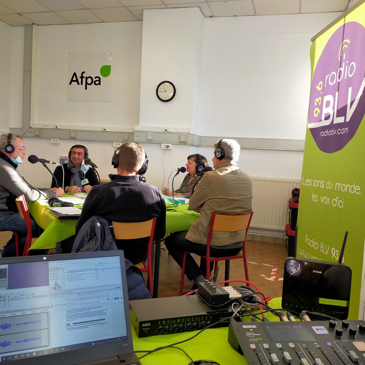 RadioBLV's tweet photo. 🤖🤓Les métiers de l’industrie évoluent grâce à la robotique, c’est ce que nous allons découvrir dans ce temps d’échanges avec :

- Frédéric @CoboteamRA
- Frédéric @Novoceram
- Luc @Ideatec_FR
- Francis @DelifranceFR
- Nadine @3DessertsGraphi

Réécoute https://t.co/r95H2pad9P https://t.co/98ypB9lYrj