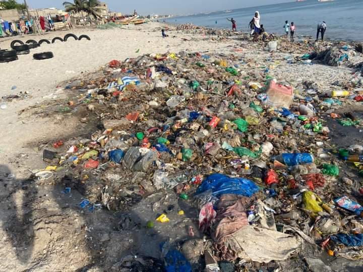 medzaproduction's tweet photo. Visite effectuée par #Crac du #TeamMedza à la plage de #Thiaroye un partenariat en vue avec Asc #Yaakar (Sensibilisation et opération de nettoyage se préparent)
Au Président @Macky_Sall au @MULHPSenegal comment pouvez vous confier 100milions au mouvement #Navetane 
#kebetu https://t.co/Br6i66dgqs
