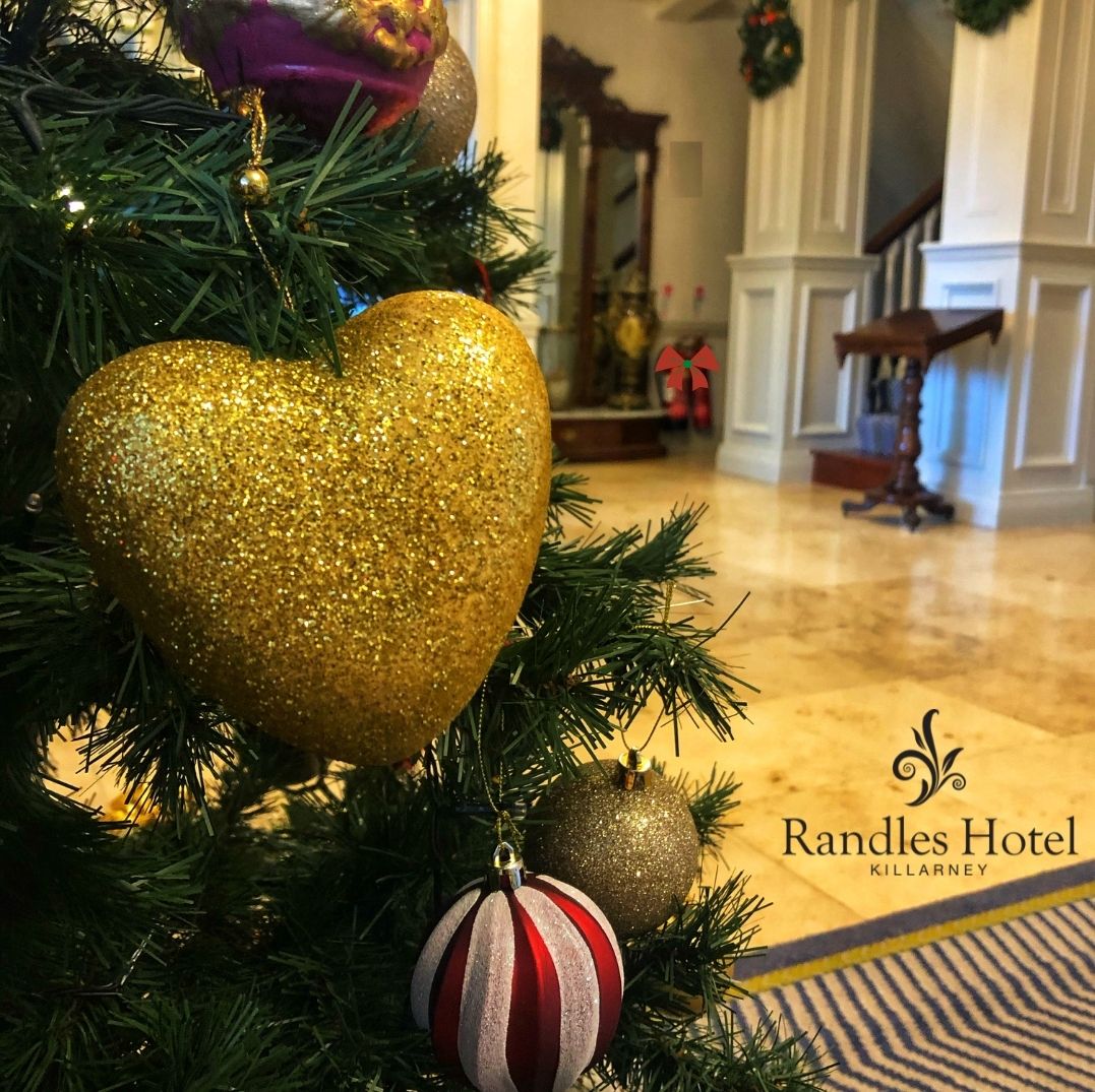 randles_hotel's tweet photo. The most wonderful time of the year...& our most favorite time....ย ๐๐๐
#decorationtime #randles #originalirishthursday #christmasinkillarney #santaclausiscomingtotown @OriginalIrishHt #festivefeeling https://t.co/autlBPv5cD