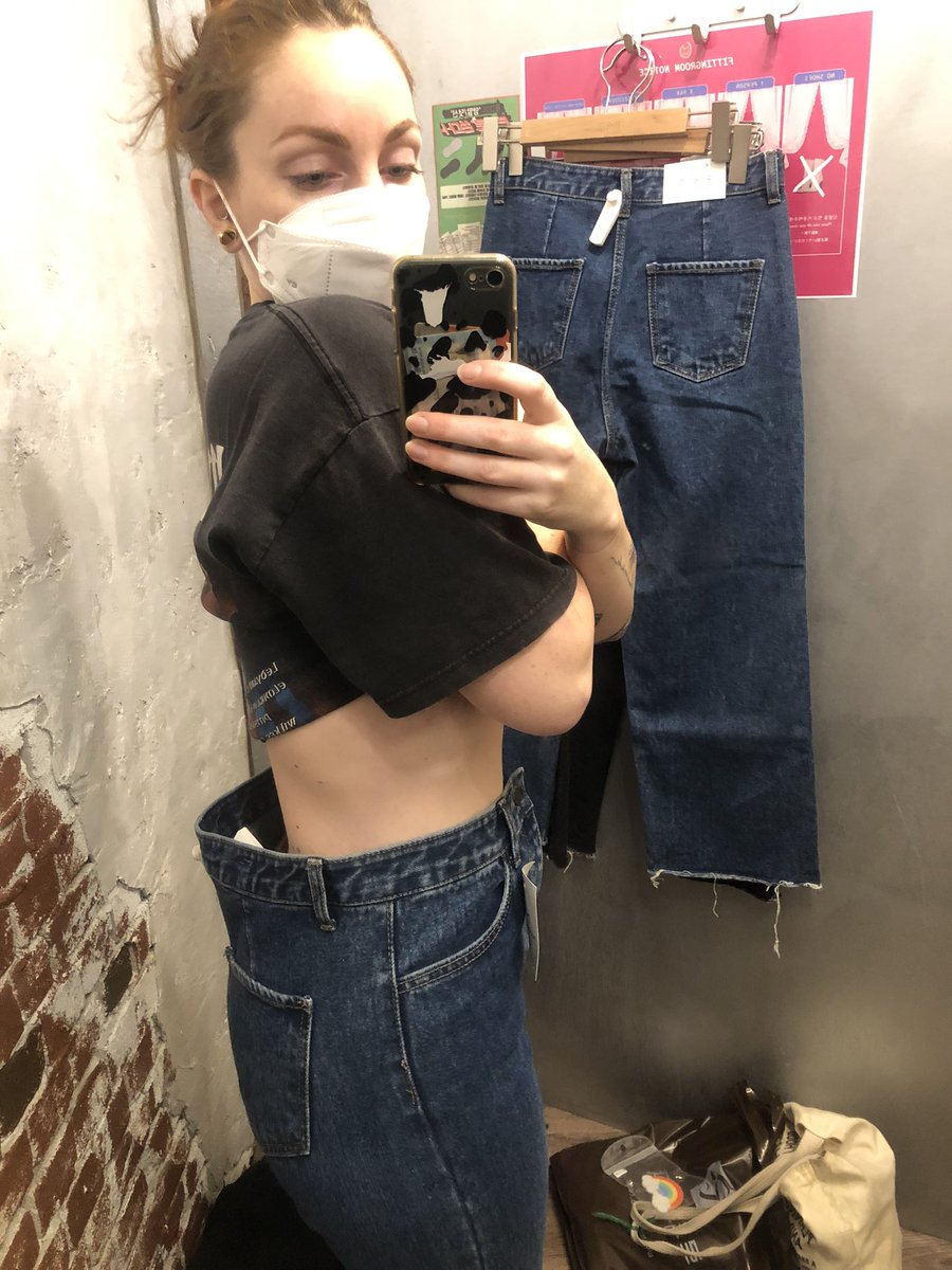 StuffedBra's tweet photo. No one talk to me for at least 48 hrs I tried to buy jeans today and this is the difference between a medium and large https://t.co/Xni4X9Q6pB