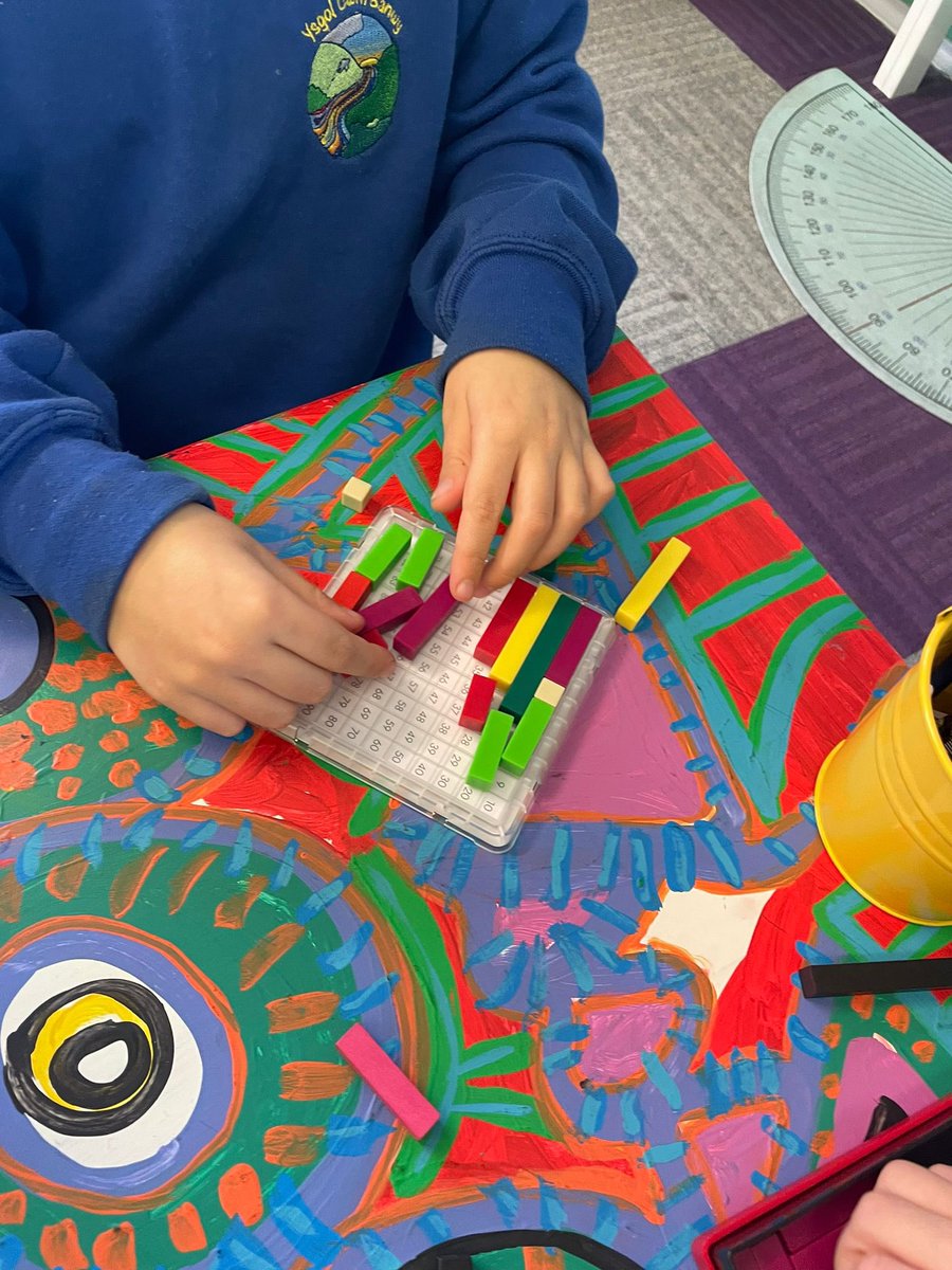 YBanwy's tweet photo. Gweithgareddau cynhesu rhifedd bore’ma. Pwy all gyrraedd 100 yn gyntaf trwy ddatrys problem gan ddefnyddio cuisenaire a dîs!? #modelubar #rhifedd @WhiteRoseMaths https://t.co/efkvsjItei