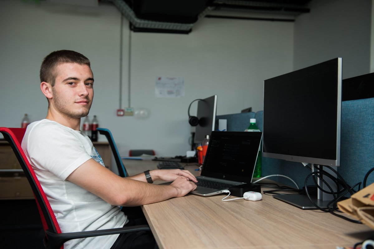 🤩🧑‍💻👉📹 Мелик Пехливанов, Software Developer в <a href="/A1Bulgaria/">A1</a>, споделя как протича един негов работен ден: devstyler.bg/blog/2021/11/1…
#SoftwareDeveloper #developer #programming #development <a href="/softunibg/">Software University</a>  #TeamLeader #dotNET #JavaScript #Go #BackEndDeveloper #career #IT #team #software