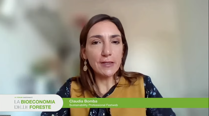 Legambiente's tweet photo. 🟢La #Bioeconomia delle #foreste 

Claudia Bomba @FASTWEB "La nostra climate strategy: obiettivi di riduzione del nostro impatto in linea con quelli globali di riduzione delle emissioni. Con #MosaicoVerde metteremo a dimora 9mila alberi in 3 anni."

➡️https://t.co/GIKsUrOvTm https://t.co/7m1wHJwY7k
