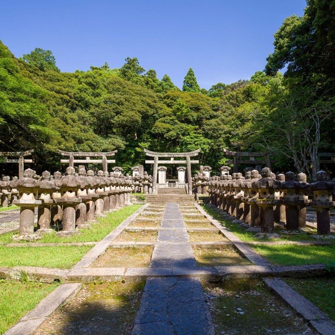 OffbeatJapan's tweet photo. Continuing on our journey around this beautiful coastline ... Hagi is renowned for its historic district with old Samurai houses, ceramics, beaches, and temples - obviously! In particular, this one which houses the remains of the leaders of the old clan of this city-castle. https://t.co/bt8SsZJxwi