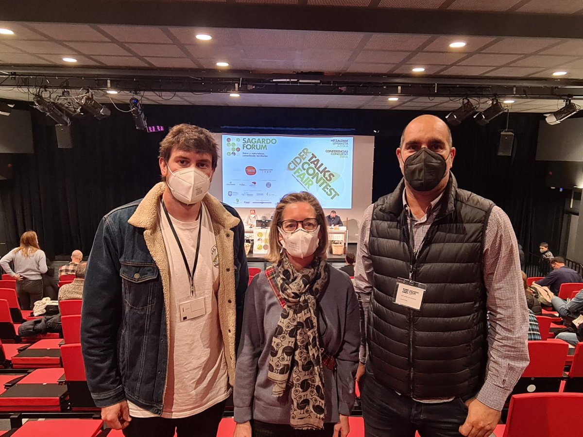 Entre conferencia y conferencia ,  también hay tiempo para degustar los productos derivados de la 🍎 , junto a nuestro compañero de <a href="/GrupoElGaitero/">Grupo El Gaitero</a> , el enólogo <a href="/TanoCollada/">Tano ColladaSalvador</a> y el diector de la <a href="/SidraDasturias/">DOP Sidra de Asturias</a> en el #SagardoForum2021 <a href="/sagarlur/">Sagardoaren Lurraldea</a> #Cider #MundoDeLaSidra