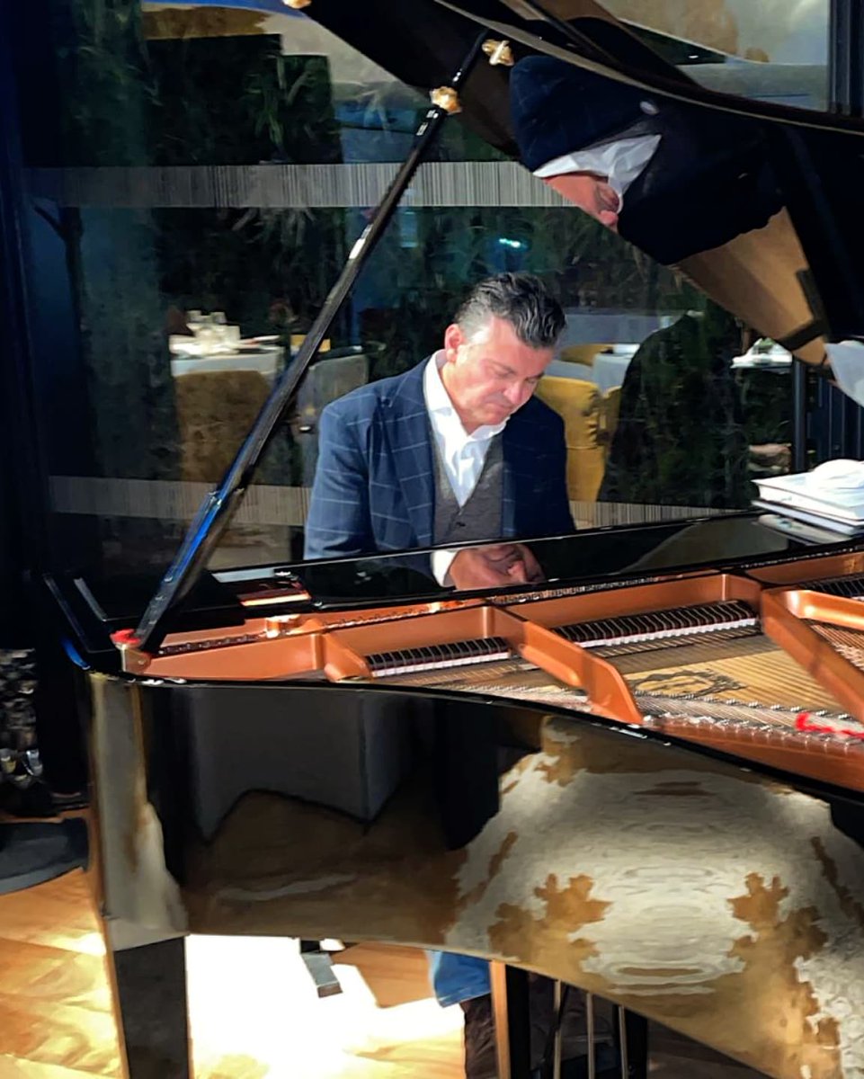 pianoservei's tweet photo. Sempre és un plaer escoltar en @ramongener, ja sigui tocant o parlant! Quanta sensibilitat i quant de coneixement!
Imatges de l'acte privat d'ahir a l' #HotelMandarín de #Barcelona amb el nostre #Yamaha #C3X.
Fantàstic!
@MO_BARCELONA
@MO_HOTELS #ramongener #piano #pianoyamaha https://t.co/PLc8v9ERh5