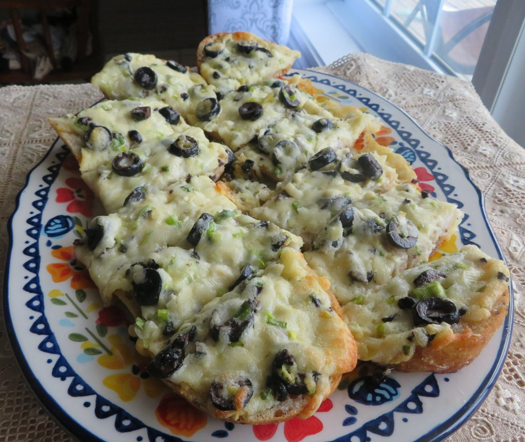 MarieRYnr's tweet image. Olive Bread. Deliciously simple. Perfect side dish with pasta or soup, etc. or cut smaller to serve as a delicious appetizer. Fabulous altogether! theenglishkitchen.co/2021/11/olive-… #moreish #olivebread #cheesy #yummy #food #delicious #recipe #easy #yumyum