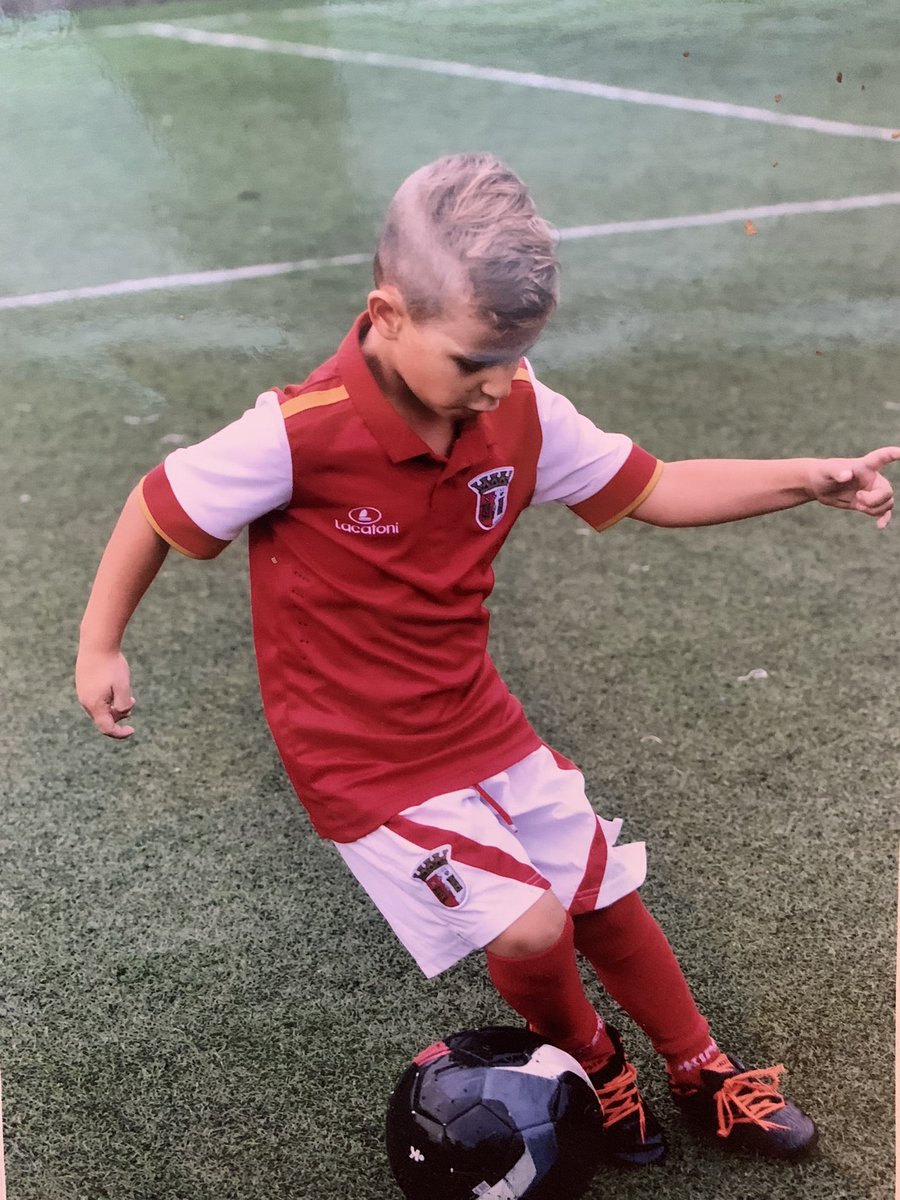 LumeBrando's tweet photo. O sonho dele é ser jogador futebol mas infelizmente sofreu uma lesão terrível que o devastou tento física como mentalmente. Peço vos que partilhem este post pois cada fav e rtt, significam uma força enorme para ele. A nos não custa nada, mas para ele significa tudo https://t.co/vj39aLjdgE