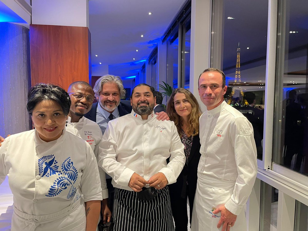 chefs4the's tweet photo. Throwback to our diner at @UNESCO_fr Friday 🍽 Our 4 #chefs4theplanet cooked together to make a special #menu with ingredients from #unesco 's #kitchengarden, French #biosphere reserves and short circuit sustainable agriculture🧑🍳🌍 https://t.co/mZxG1VyI3L