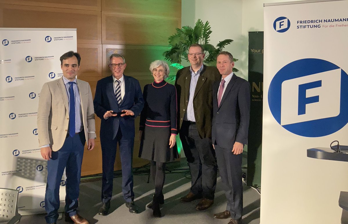 ulrichlechte's tweet photo. Danke für die Veranstaltung @FNFreiheit. #Tunesien|s #Demokratie steht aufgrund der aktuellen Lage auf dem Prüfstand. Zudem droht ein finanzieller Kollaps. Deshalb bin ich davon überzeugt, dass wir 🇹🇳 die #Unterstützung auch weiterhin zusagen &amp; die #Partnerschaft ausbauen müssen. https://t.co/P0ejfMRfIB