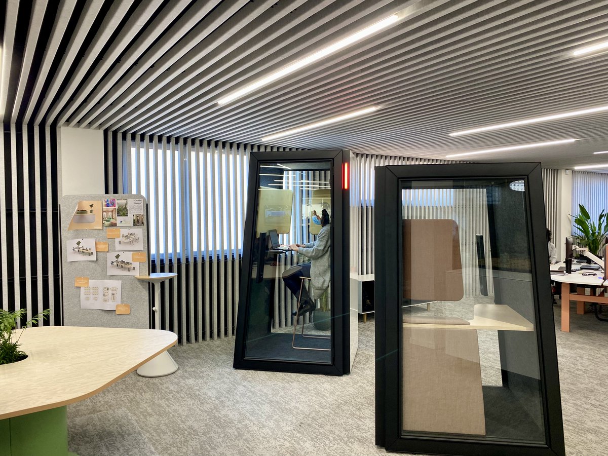 SteelcaseEspana's tweet photo. En #MadridPlaza, cuando un equipo necesita trabajar sobre un proyecto durante un periodo de tiempo, puede reservar espacios como este para cambiar los distintos modos de trabajo o para hacer videoconferencias disfrutando de la privacidad que dan los #phonebooths. #SteelcaseInside https://t.co/Zo6cG1ENTk