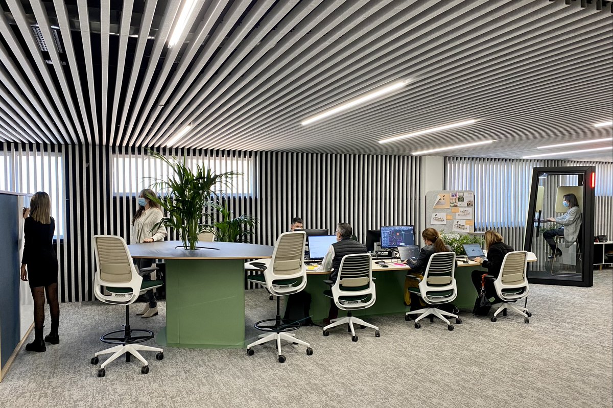 SteelcaseEspana's tweet photo. En #MadridPlaza, cuando un equipo necesita trabajar sobre un proyecto durante un periodo de tiempo, puede reservar espacios como este para cambiar los distintos modos de trabajo o para hacer videoconferencias disfrutando de la privacidad que dan los #phonebooths. #SteelcaseInside https://t.co/Zo6cG1ENTk