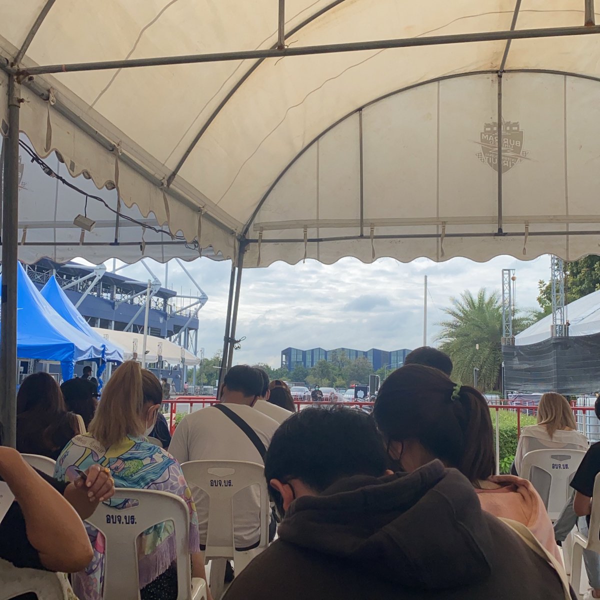 SajeeKkt's tweet photo. รีวิวฉีดวัคซีน Pfizerฟรี! แบบwalk in ที่สนามchang arenaบุรีรัมย์ ไม่ใช่ภูมิลำเนาบุรีรัมย์ก็ไปฉีดได้มีจนทจัดแถวจัดคิวเราไปถึงเกือบ8โมงได้ฉีด11โมงคนค่อนข้างเยอะแต่จนทจัดการดี มีน้ำเปล่าให้หยิบฟรี เป็นไฟเซอร์ทั้งหมด2เข็ม งงว่าจ.อื่นทำไมมีแต่ไขว้ คนไทยทุกคนควรได้ไฟเซอร์2เข็มป่าว🥲🥲 https://t.co/6YXEXO8KF8