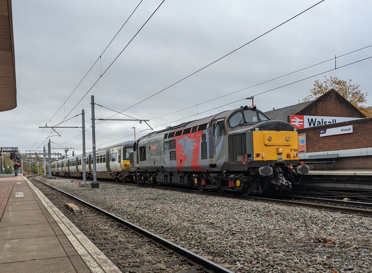 DownOnTheStour's tweet photo. Good Morning from Walsall βοΈ
Out video game hunting today but saw there was another drag in play so popped into Walsall to snap it πΈ
37800 drags ex Scotrail happy trains to the not so happy end π
#DispatchersOfTwitter #railwayphotography #trainphotography #class365 #class37 https://t.co/50m1DrNSPb