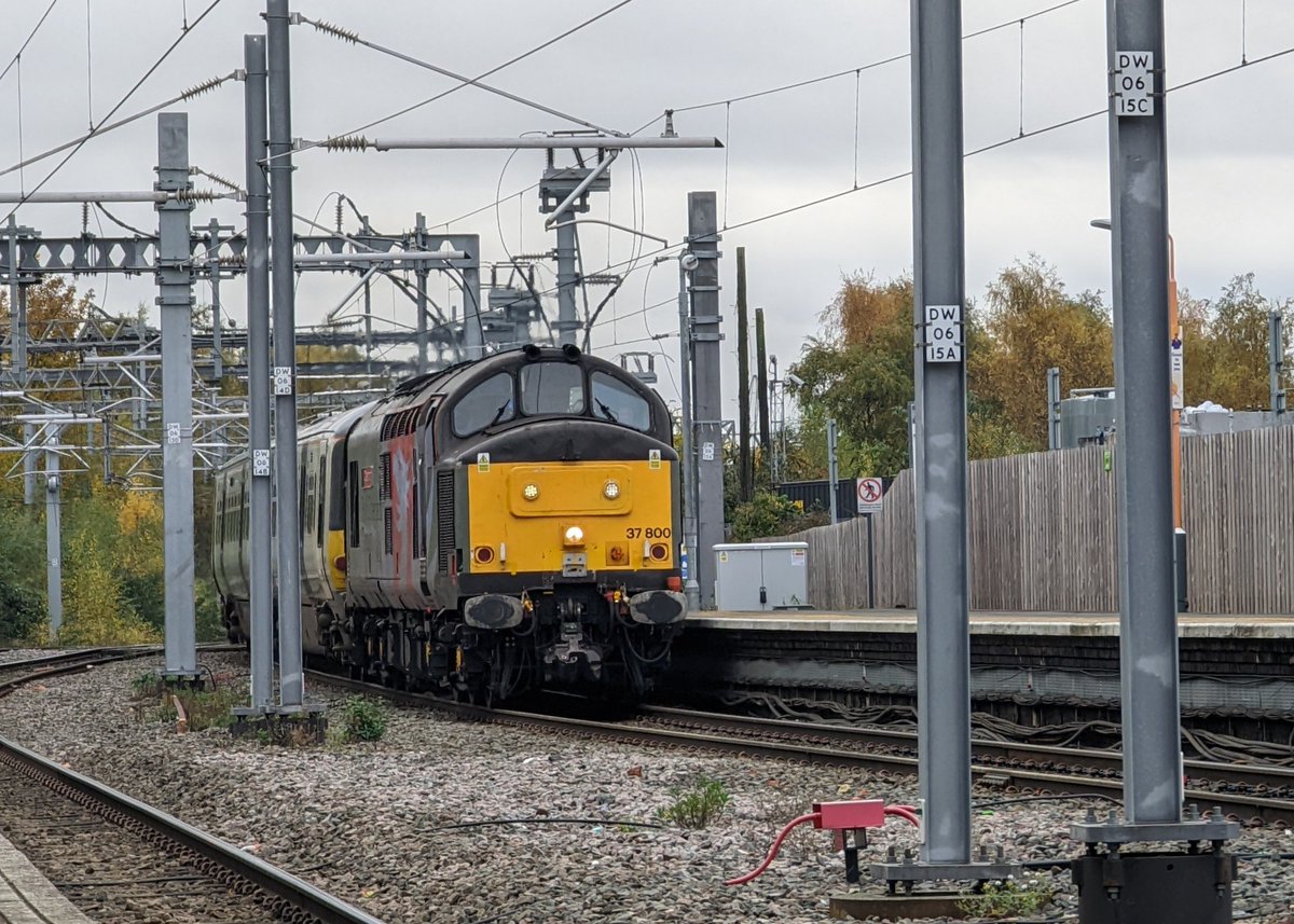 DownOnTheStour's tweet photo. Good Morning from Walsall βοΈ
Out video game hunting today but saw there was another drag in play so popped into Walsall to snap it πΈ
37800 drags ex Scotrail happy trains to the not so happy end π
#DispatchersOfTwitter #railwayphotography #trainphotography #class365 #class37 https://t.co/50m1DrNSPb