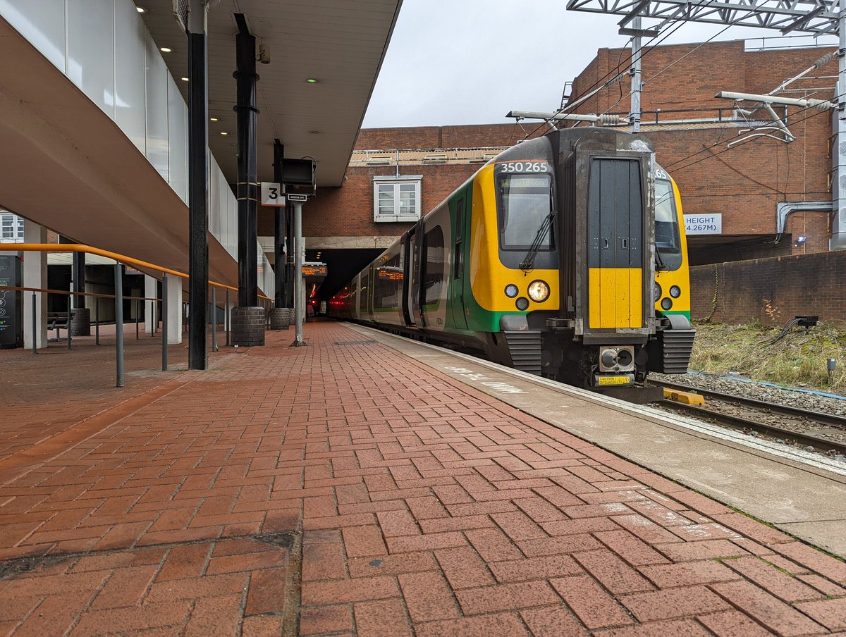 DownOnTheStour's tweet photo. Good Morning from Walsall βοΈ
Out video game hunting today but saw there was another drag in play so popped into Walsall to snap it πΈ
37800 drags ex Scotrail happy trains to the not so happy end π
#DispatchersOfTwitter #railwayphotography #trainphotography #class365 #class37 https://t.co/50m1DrNSPb