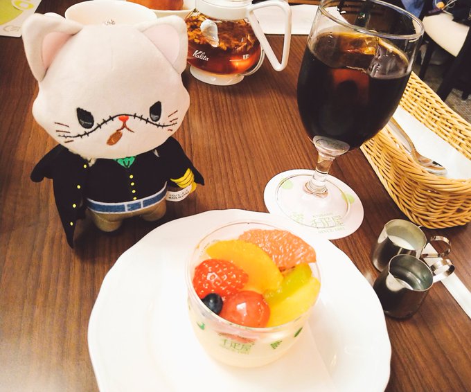 都会で甘いものを食べてかわいい鞄をかってもらったボスにゃん 