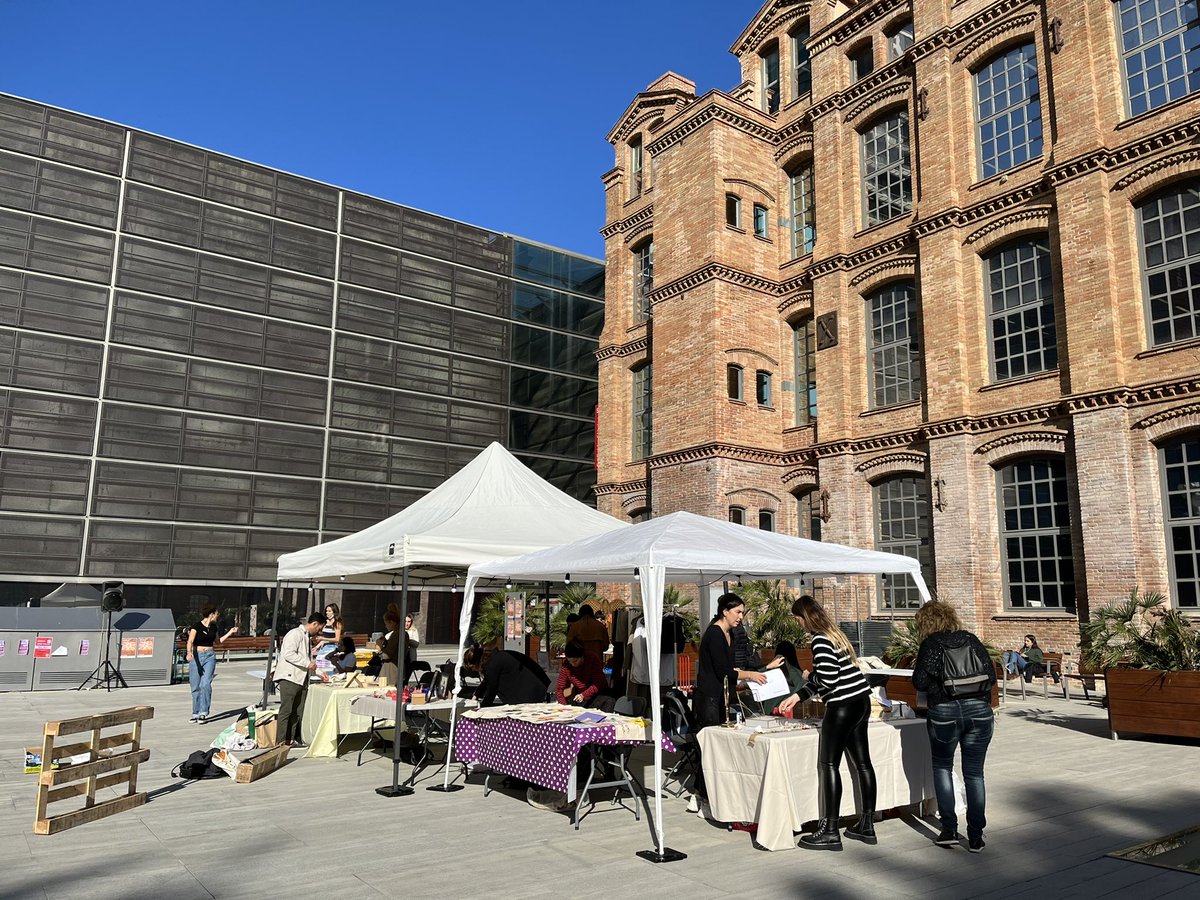 A punt de començar Firart, Un esdeveniment creat per l’alumnat del Grau en Publicitat i Relacions Públiques, que aplega artesanes d’arreu de Catalunya. És a la Plaça Gutenberg <a href="/UPFBarcelona/">UPF Barcelona</a>  i vol promoure el comerç sostenible i de proximitat. Acosteu-vos-hi!! <a href="/comunicacioUPF/">Comunicació UPF</a>