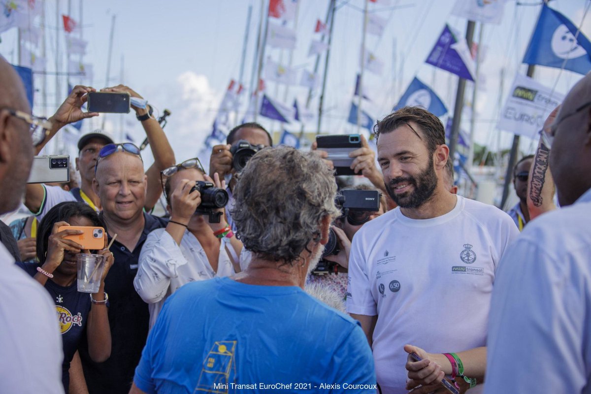 FFVoile's tweet photo. đ€© Les magnifiques images de lâarrivĂ©e de Pierre Meilhat (485 - Le GoĂ»t de la Vie), dernier concurrent Ă franchir la ligne dâarrivĂ©e de la @MiniTransat2021 et accueilli comme un vainqueur par tous les Ministes ! #EspritMini https://t.co/ac8zlJvcmV