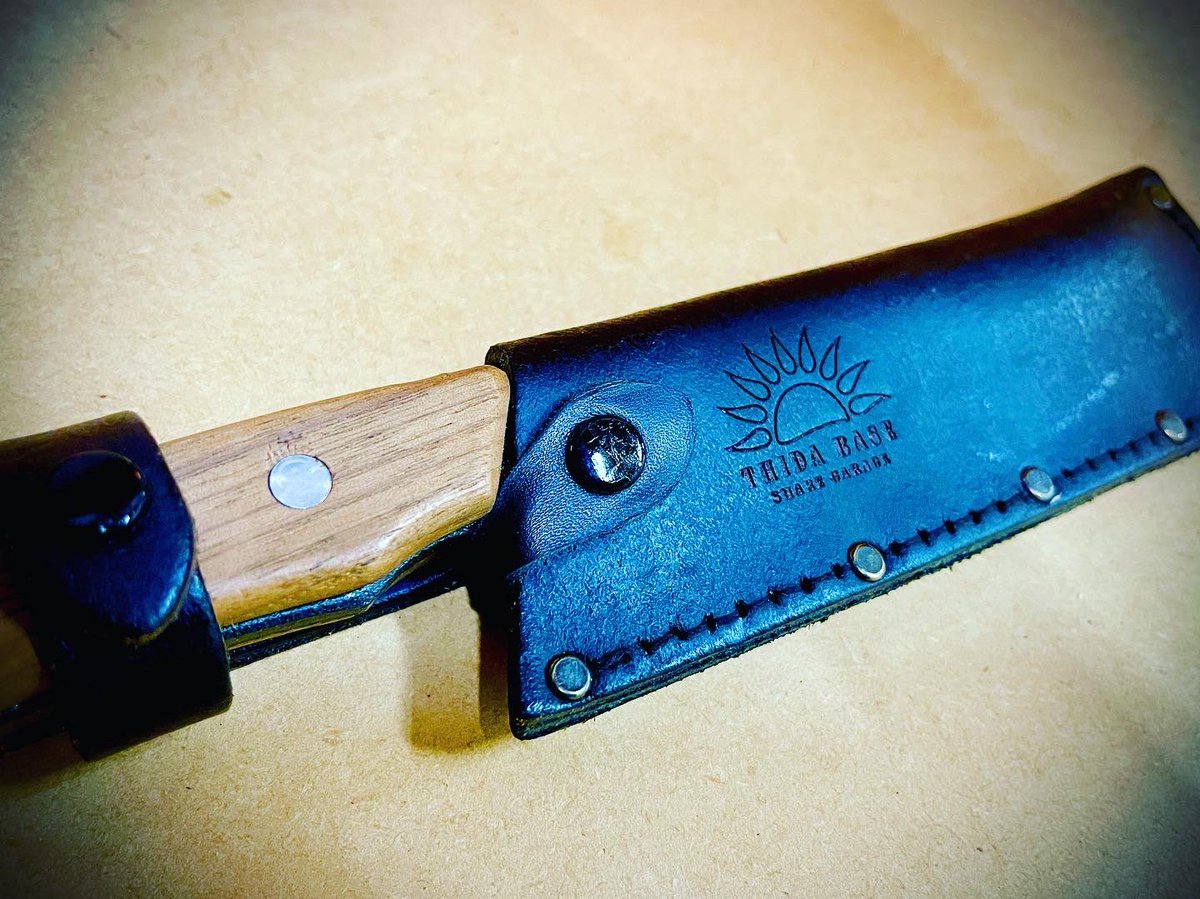 THIDABASE's tweet photo. いつも焚き火で大活躍の鉈のケースに刻印しました。
#THIDABASE #laserpecker #多喜火鉈 #キャンプ https://t.co/fHZ7eYkqNR