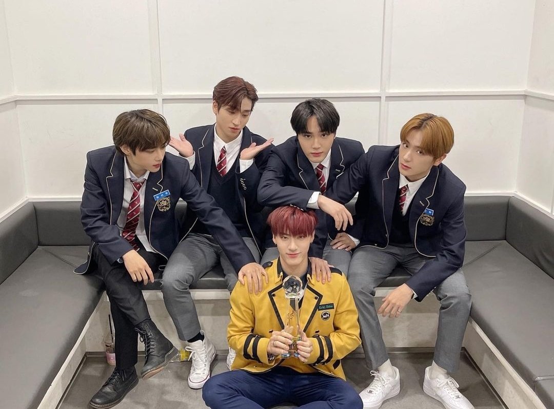 erictbshon's tweet photo. Look how cute i am with this uniform 🐥 https://t.co/VtGwidCaRd