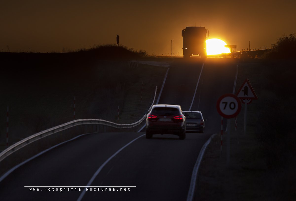 jmmpereda's tweet photo. El Sol por los toboganes de la carretera nacional Palencia-Santander N-611 entre #AguilardeCampoo y #Mataporquera Planificado con #Photopills
#FotografiaNocturna #Cantabrianocturna @AGUILARDECAMPOO 
⤵️⤵️⤵️
https://t.co/2bE0LaZ8jM https://t.co/378THN2Qgt