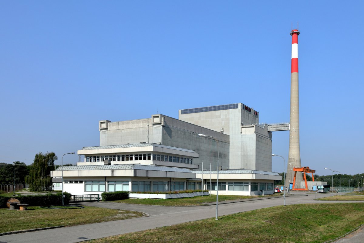 OysteinHeggdal's tweet photo. Denne fordrer en tråd!

Kjernekraft i Østerrike, ei litta historietime om hvordan låse inn CO2-utslipp med ideologi

I 1976 sto Zwentendorf kjernekraftverk ferdigstilt i Østerrike, men en folkeavstemning gjorde at det aldri ble starte opp (50,4% av stemmene) https://t.co/UiDjBdsoYS