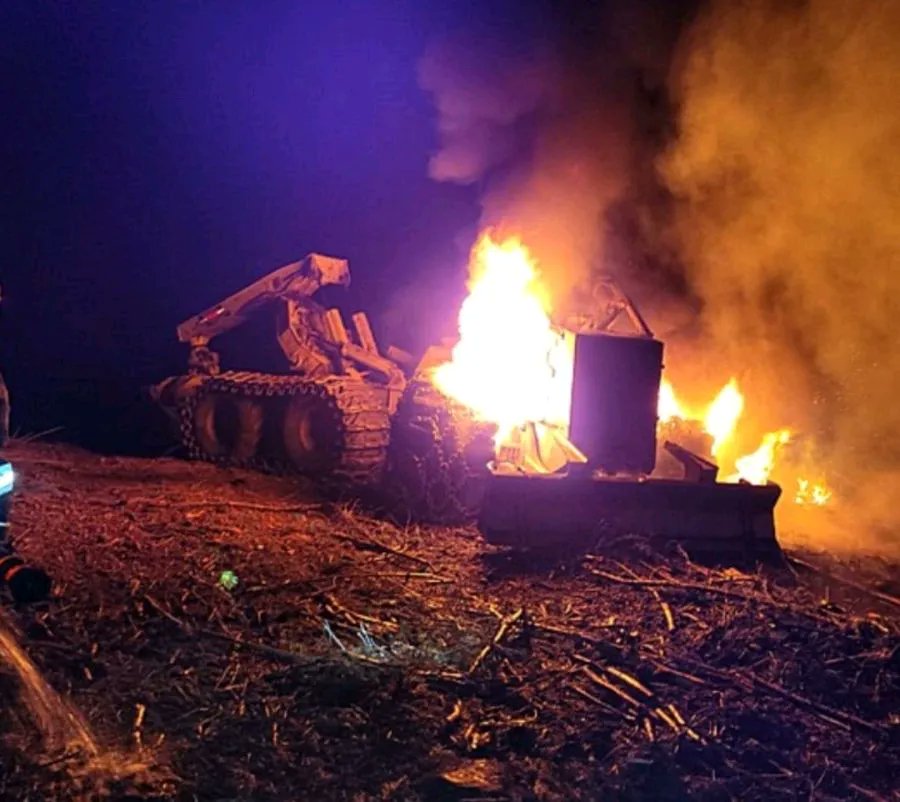 jornaland's tweet photo. Chile: Trem é incendiado e latifúndio de deputado é queimado por camponeses em meio à intervenção militar
Leia em: https://t.co/Yn1cUHcuOe
#ANDinternacional #Chile https://t.co/t43S0EKCNX