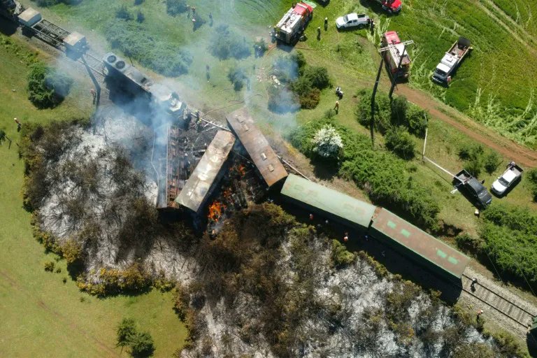 jornaland's tweet photo. Chile: Trem é incendiado e latifúndio de deputado é queimado por camponeses em meio à intervenção militar
Leia em: https://t.co/Yn1cUHcuOe
#ANDinternacional #Chile https://t.co/t43S0EKCNX