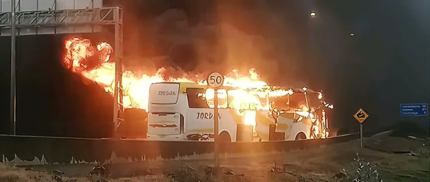 jornaland's tweet photo. Chile: Trem é incendiado e latifúndio de deputado é queimado por camponeses em meio à intervenção militar
Leia em: https://t.co/Yn1cUHcuOe
#ANDinternacional #Chile https://t.co/t43S0EKCNX
