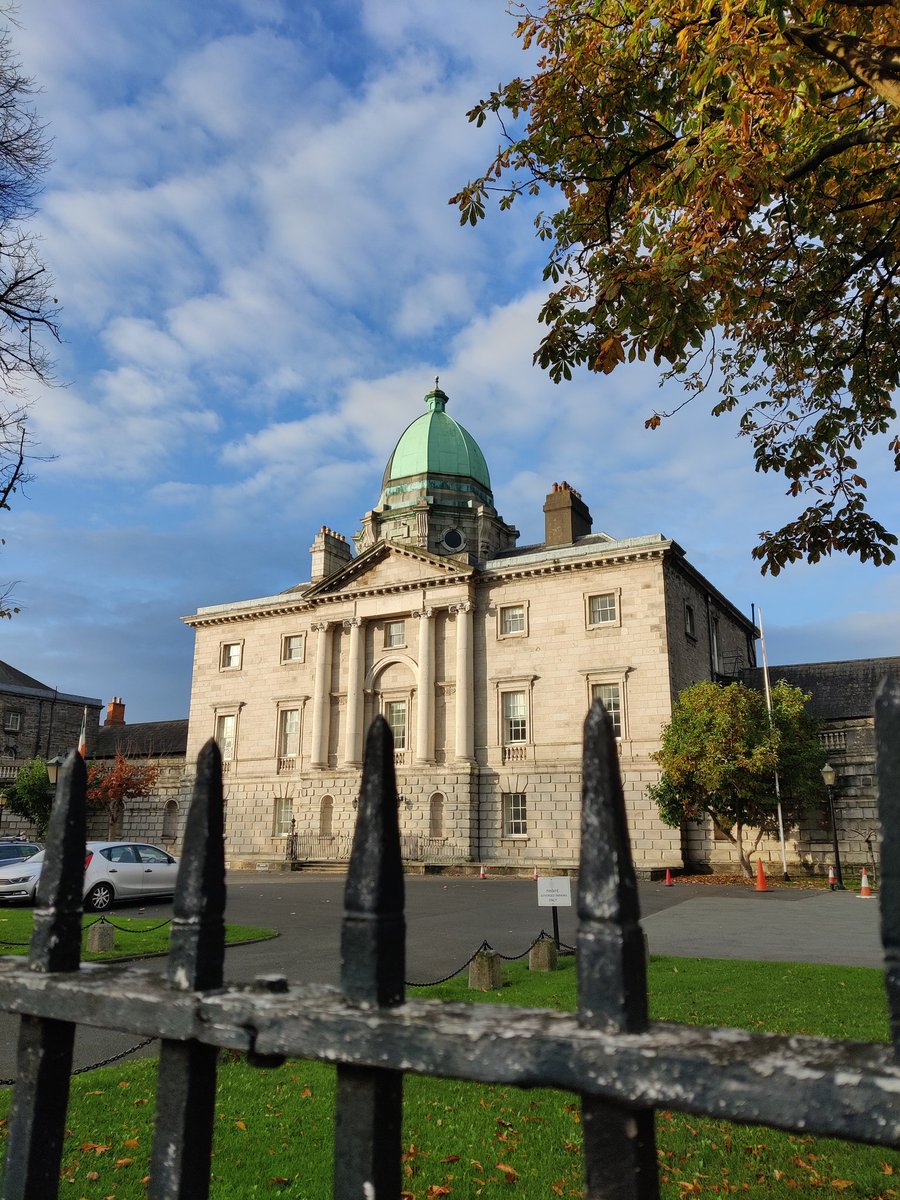 robin_braumann's tweet photo. Hingegen #Solicitors werden von der Law Society am Blackhall Place qualifiziert und anschließend in das Verzeichnis der Solicitors Irlands aufgenommen. #ErlebeEs #Studierenweltweit #LawSociety https://t.co/TRAzWlyJfP