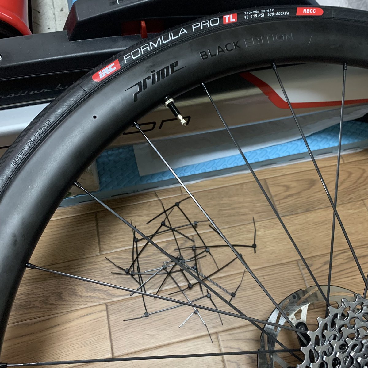 shig's tweet photo. ビードが上がらないRBCCと格闘4日。バルブの両サイド他数カ所をタイラップで押さえたらアッサリ上がった。RBCCコノヤロ〜
#irc #RBCC https://t.co/dpqov8zKkh