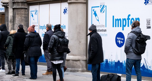 Dt_Aerzteblatt's tweet photo. STIKO: Auffrischimpfung für alle ab 18 Jahren empfohlen:  Berlin – Die Ständige Impfkommission (STIKO) hat sich nach gestrigen Beratungen für Auffrischimpfungen gegen SARS-CoV-2 für alle Menschen ab 18 Jahren ausgesprochen. Sie hält aber zugleich… https://t.co/gUWzsW0omQ https://t.co/104VaaC13E