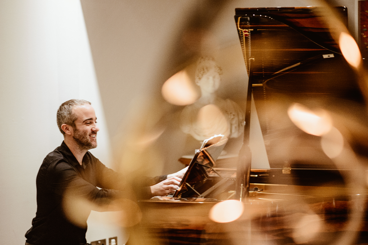 #Clàssicaialtrestemps
El proper dilluns 22 de novembre, el pianista argentí Leandro Avalle ens convida a submergir-nos en el món de la música per a piano del compositor francès #ClaudeDebussy. 

📲 Ja pots reservar la teva entrada! 👉 ccurgell.cat/programacio-cu…