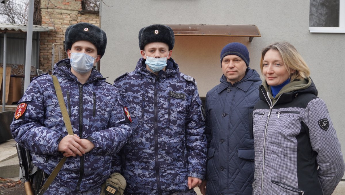 Сотрудники вневедомственной охраны Росгвардии первыми пришли на помощь на пожаре, случившемся в дачном кооперативе. #VNews vvesti.com/security/sotru…
