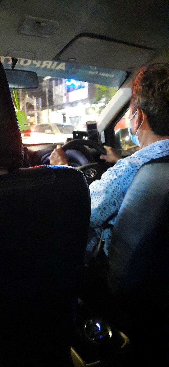 ijarkarim's tweet photo. Hari gini masih aja dikerjain, dibawa muter2. Bisa aja pake Taksi Online tapi karena kepingin coba taksi konvensional eh malah apes. @Bluebirdgroup drivernya mohon diseleksi yg lebih baik lagi. Sy rindu Bluebird yang aman dan nyaman. https://t.co/EW5pSjtMJf