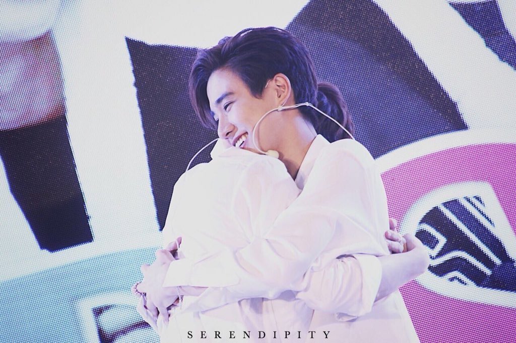 boonzoonlee's tweet photo. 18.11.18 - 18.11.21 ครบรอบ 3 ปี แล้ว งาน Fan Meeting Fin Fun Fan งานแฟนมิ้ตติ้งครั้งแรกของเพิร์ธเซ้นต์  (เพราะความรักทำให้เรา...มาเจอกัน) บรรยากาศในงานเป็นแต่งงานของทั้งคู่ หวานมาก มองตา กอดกัน ดูแลกันตลอด คิดถึงมากๆ🥺🖤❤️🌻
#PerthSaintMeetGreetFinFunFan
#PerthSaintSation #TRIGON https://t.co/4K2VCLzHHh