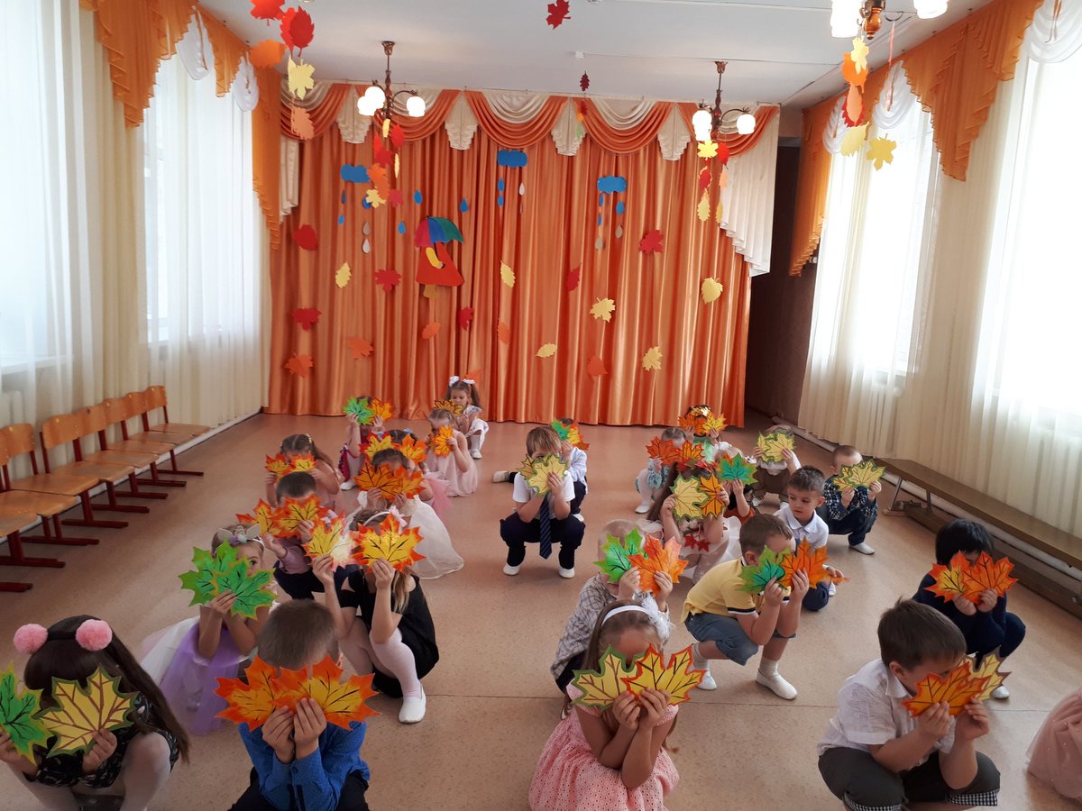 Праздник в детском саду-это всегда удивительные чудеса, звонкий смех, море улыбок и веселья! На празднике "Осени" в детском саду "Ручеек" дошколята читали стихи, исполняли песни и танцы, соревновались в викторинах! Красавица "Осень" угостила всех ребят вкусными, сочными яблоками!