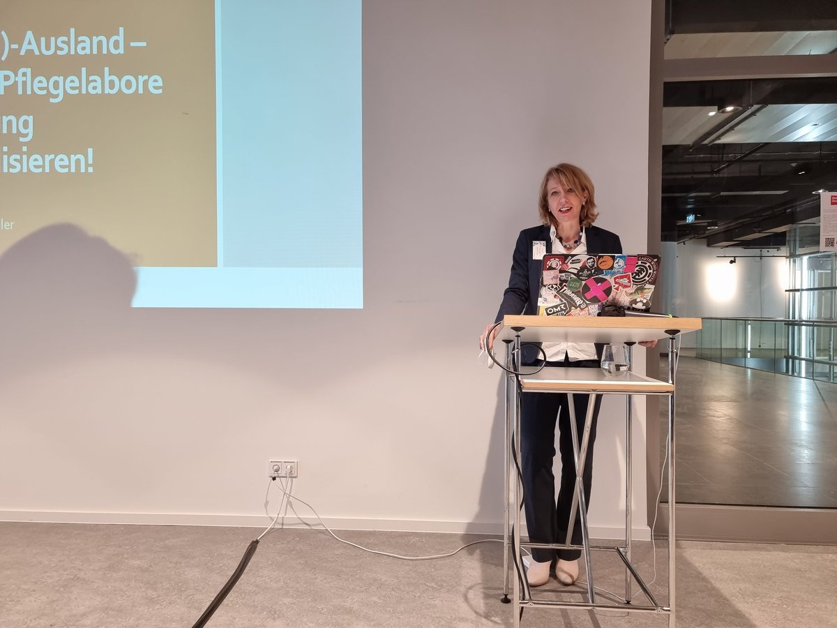 Coconbra's tweet photo. @HasselerMartina Ein fundierter Vortrag zu internationalen #Skillab zur Eröffnung #Pflegehorizonte Kongress durch @martinahasseler Yeah 🎉 https://t.co/z4PksEbgS7