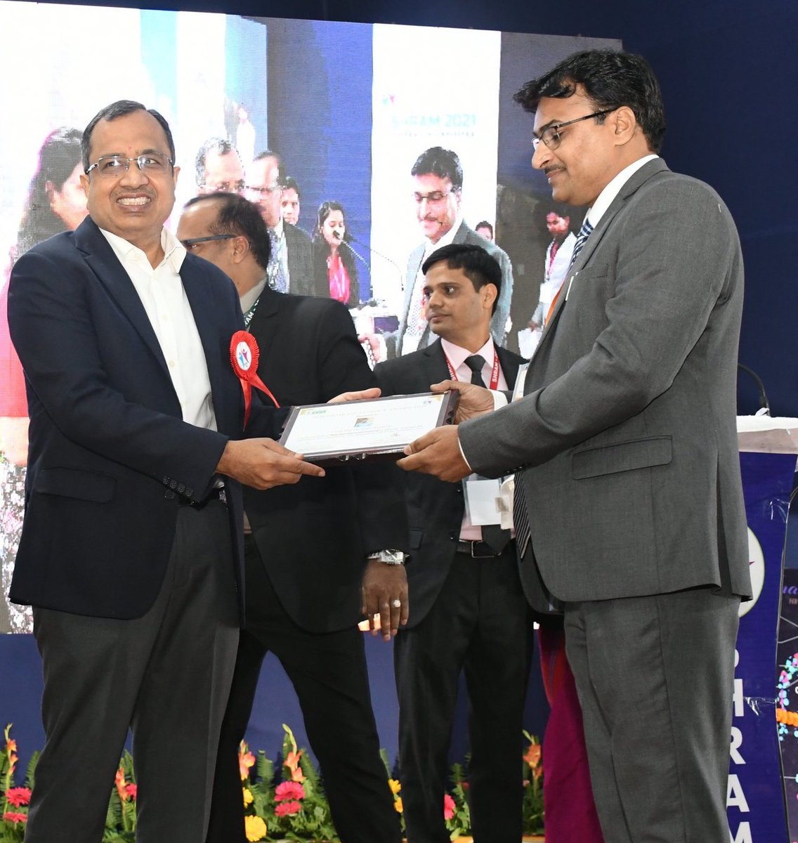 BCCLofficial's tweet photo. Shri O.P Singh,Manager(Personnel) received the 'Shram HR Excellence Award 2021' from Shri Pramod Agrawal, Chairman CIL in the category 'Best Innovative Invention' in the field of HR.The event was organised on 17.11.2021 by Northern Coalfields Limited at Singrauli,Madhya Pradesh. https://t.co/1Eic0NUlpH
